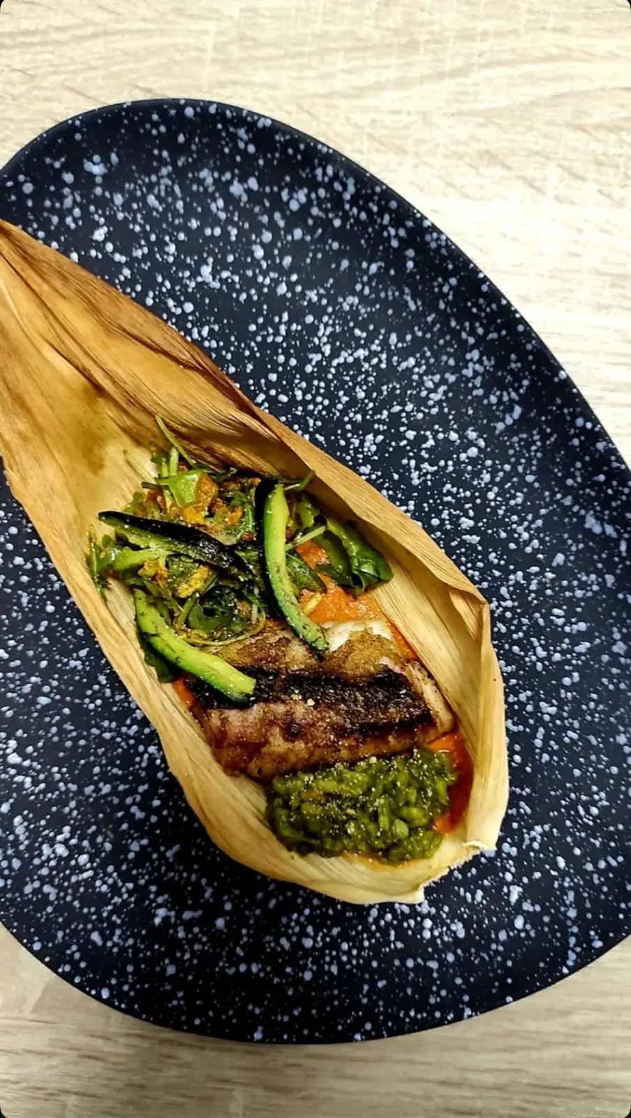 Plato principal con ingredientes frescos